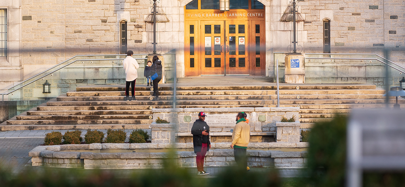 Smart Contracts - A Balancing Act Between Innovation and Privacy in Higher Education